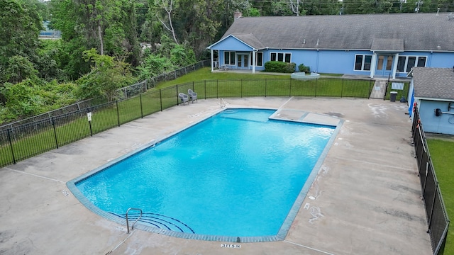 view of swimming pool with a lawn