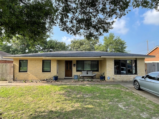 ranch-style house featuring a front lawn