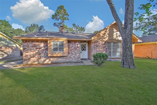 ranch-style home featuring a front lawn