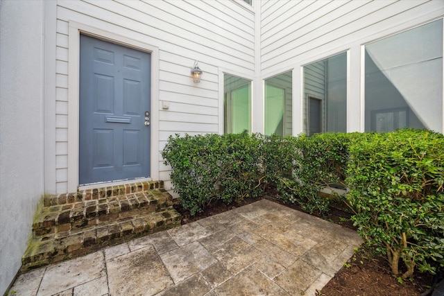 entrance to property featuring a patio area