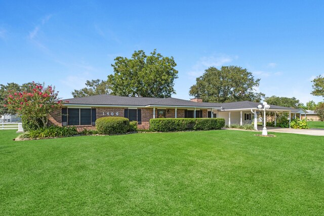 ranch-style house featuring a front yard