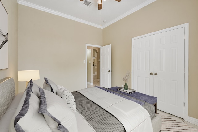 bedroom featuring ornamental molding, ceiling fan, and a closet