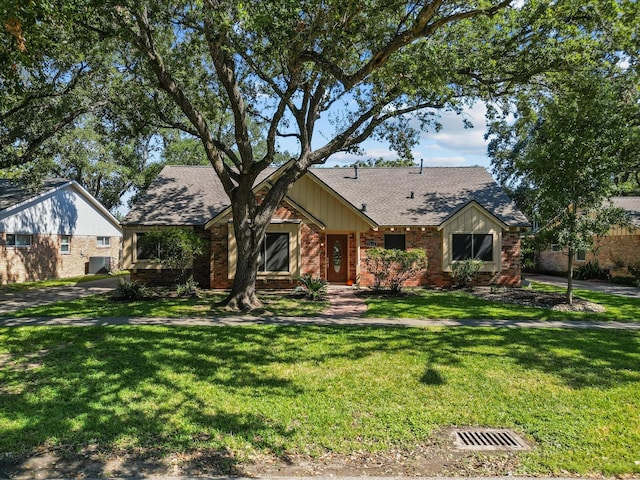 view of front of house with a front yard