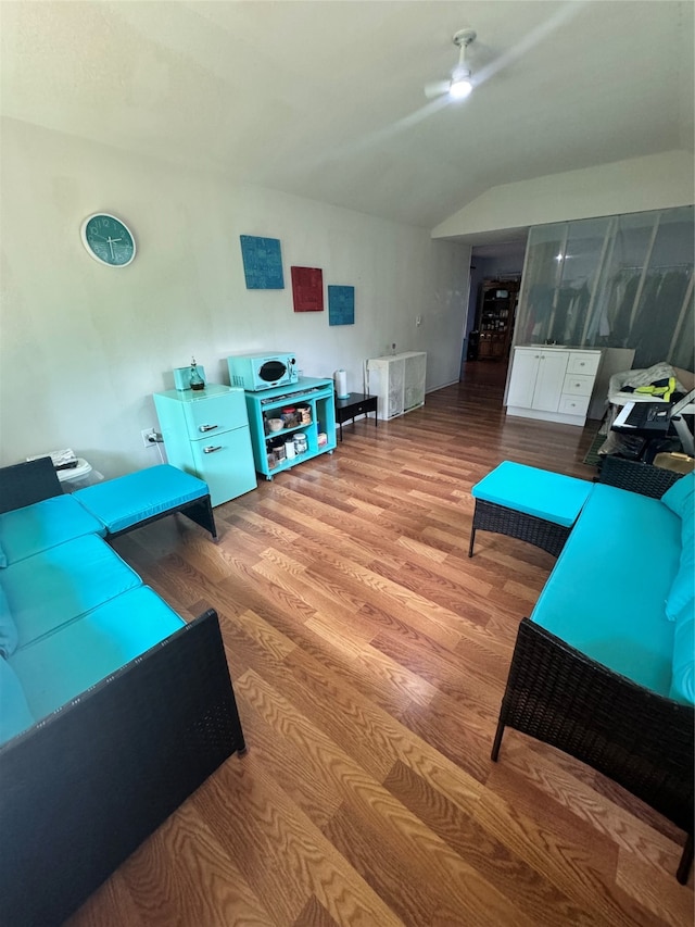 living room with light wood-type flooring, lofted ceiling, and ceiling fan