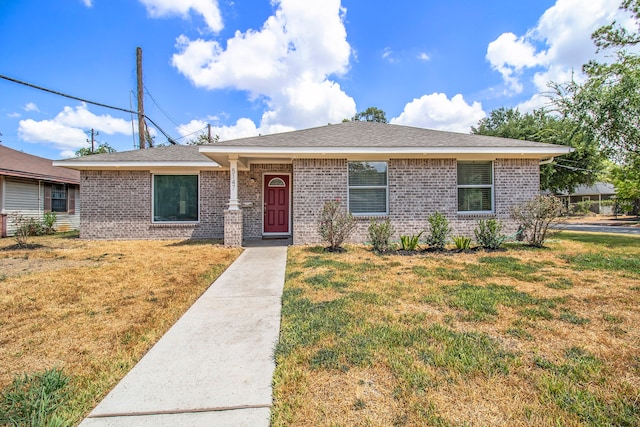 single story home featuring a front yard