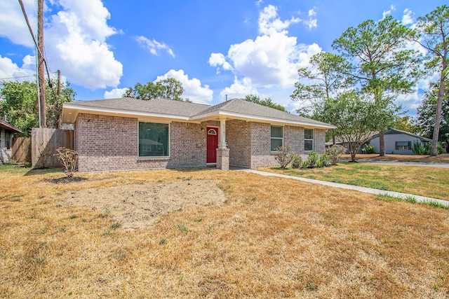 single story home featuring a front yard