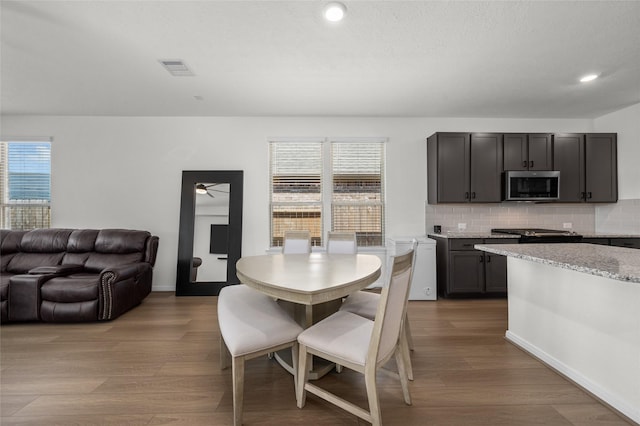 dining space featuring visible vents, light wood-style flooring, recessed lighting, and ceiling fan