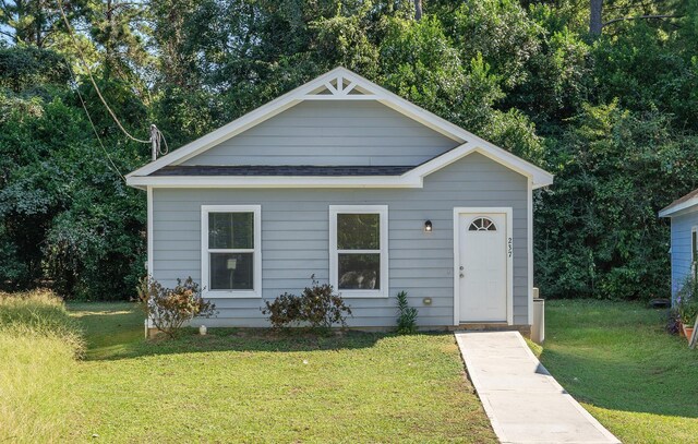 view of front of home featuring a front lawn