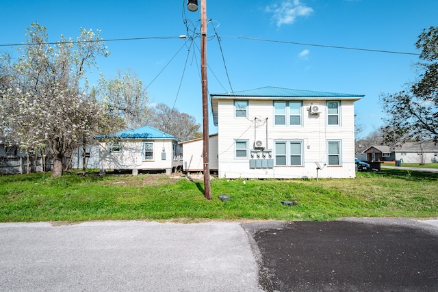 view of front of property featuring a front lawn