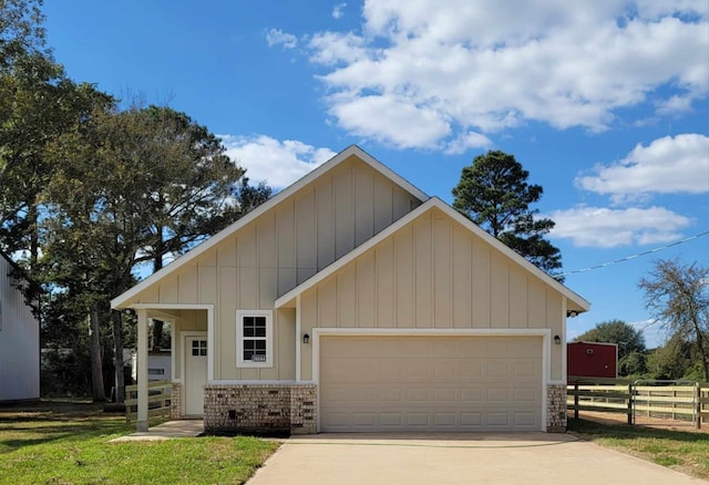 view of front facade featuring a garage and a front lawn