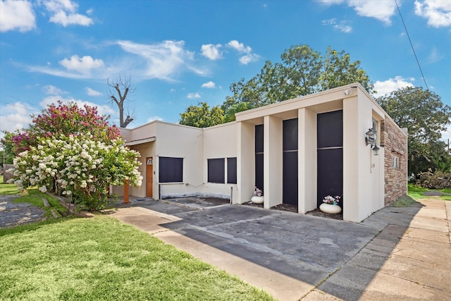 view of front of home featuring a front yard