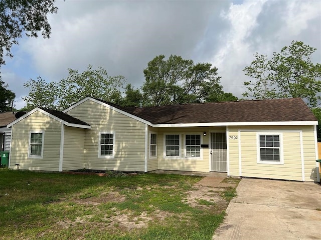 single story home featuring a front lawn