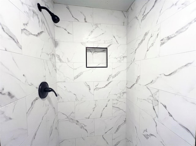 bathroom featuring a tile shower