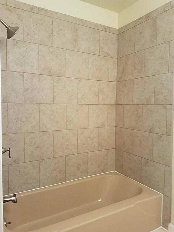 bathroom with tiled shower / bath