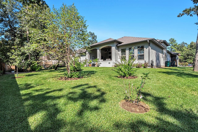 view of front of home featuring a front yard