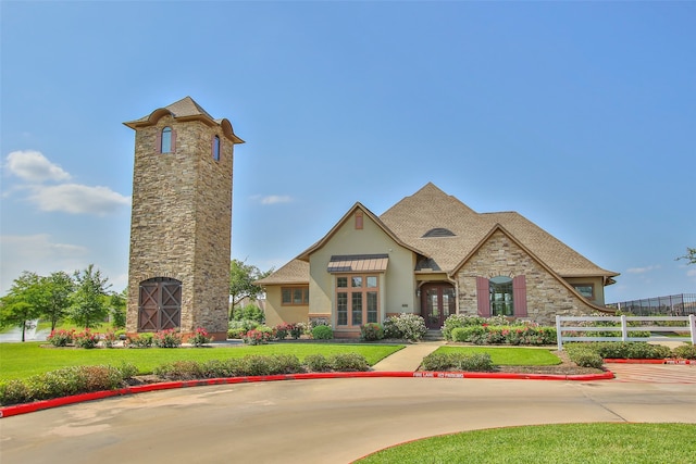 view of front facade featuring a front lawn