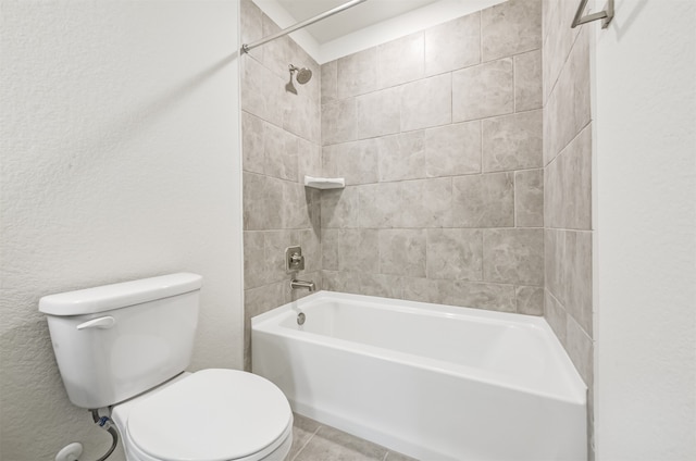 bathroom with toilet and tiled shower / bath