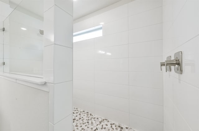 bathroom featuring a tile shower