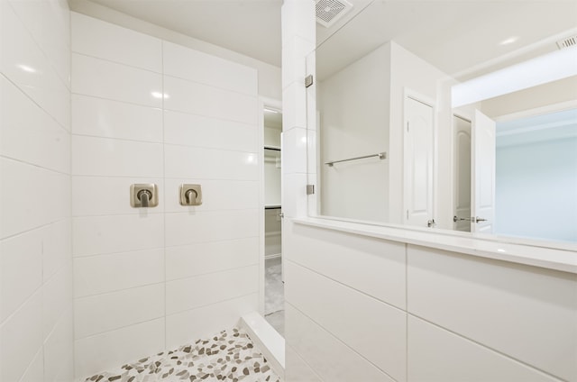 bathroom featuring tiled shower