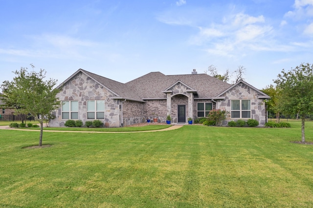 view of front facade featuring a front yard