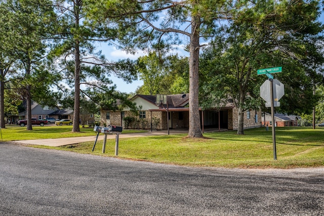 view of front of property featuring a front lawn