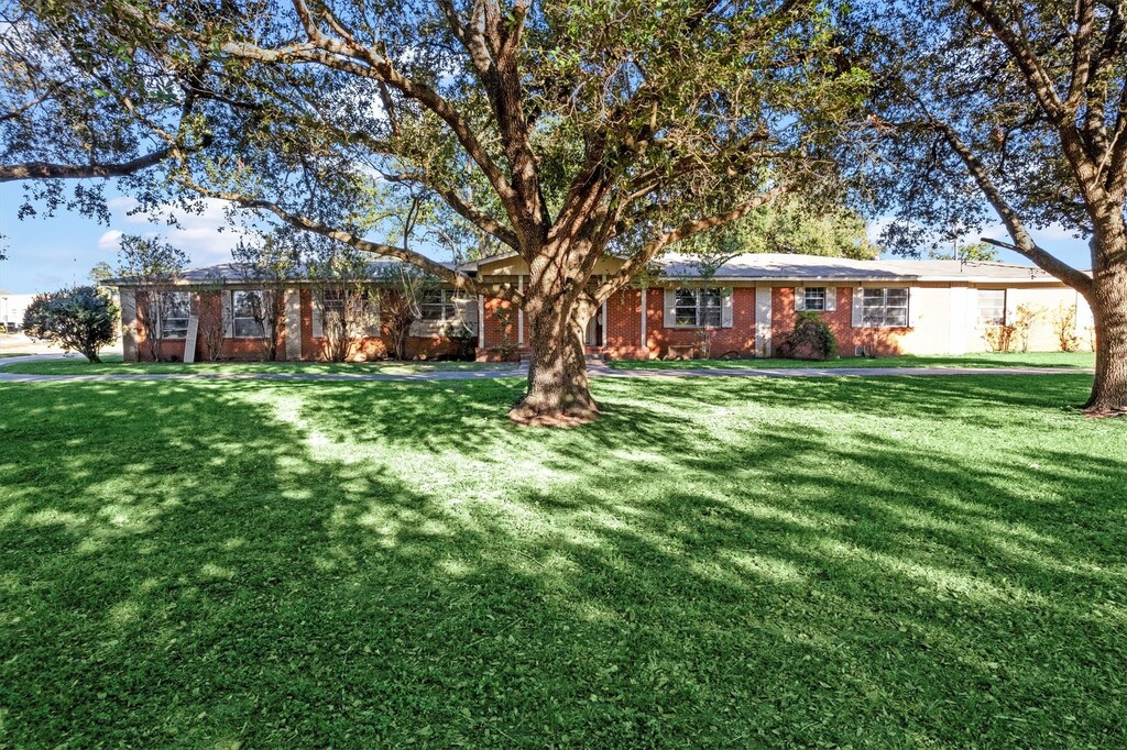 view of front of house with a front lawn