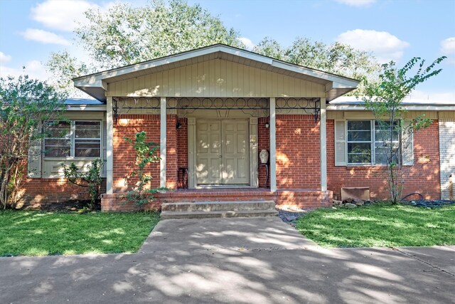 view of front of house featuring a porch and a front lawn