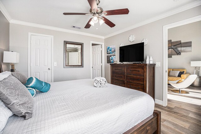 7000 Seawall Blvd Unit 1036, Galveston, TX 77551 - bedroom featuring crown molding, a ceiling fan, baseboards, wood finished floors, and visible vents