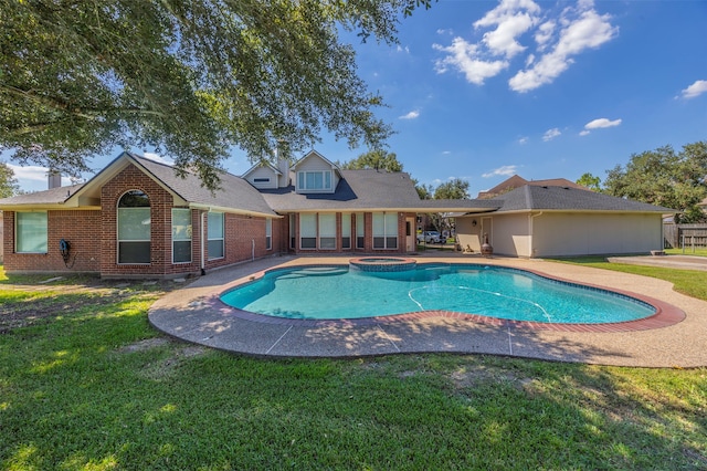 view of pool with a lawn, an in ground hot tub, and a patio