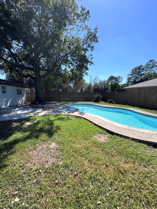 view of swimming pool with a yard