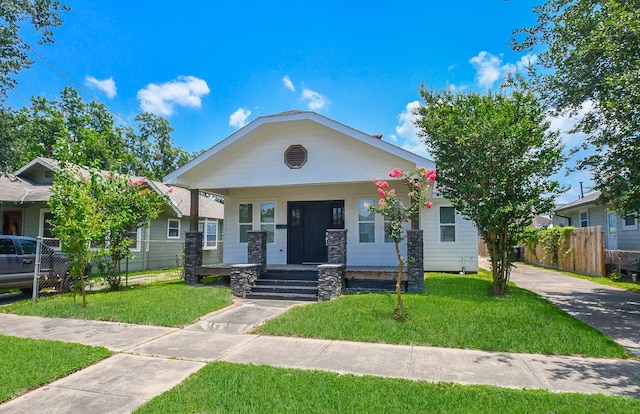 view of front facade featuring a porch and a front lawn