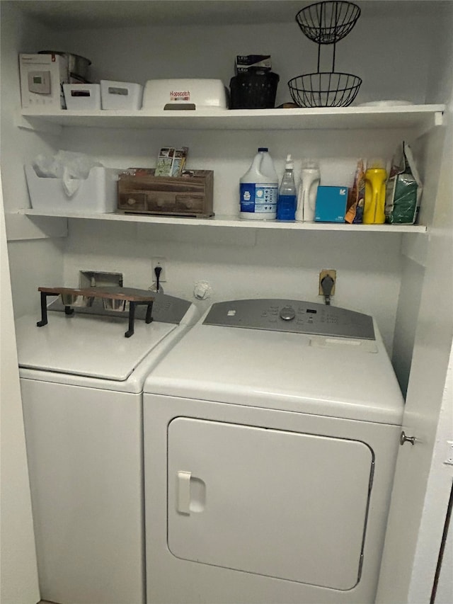 washroom featuring washing machine and clothes dryer