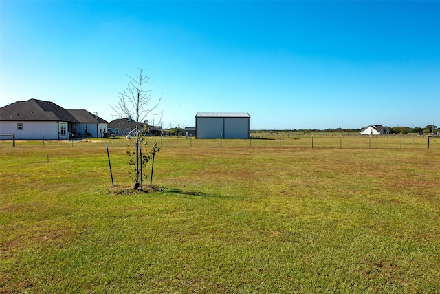 view of yard featuring a rural view