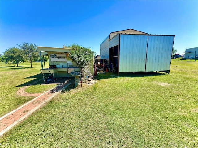 view of yard featuring an outdoor structure