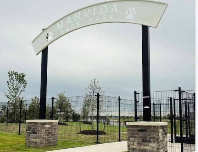 community / neighborhood sign featuring a yard