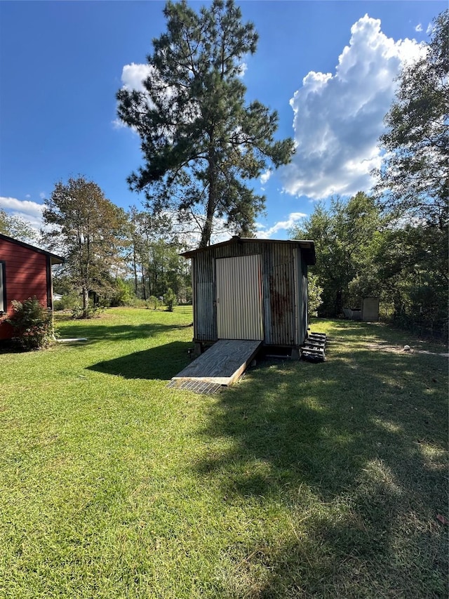 view of yard with a shed