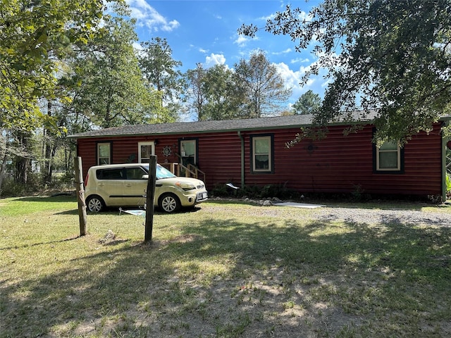 view of front of property with a front yard