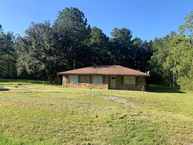 single story home with a front yard