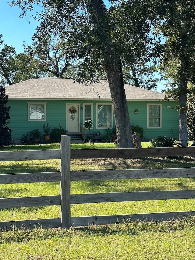 single story home with a front lawn