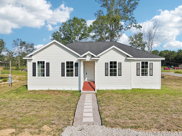 view of front facade featuring a front lawn