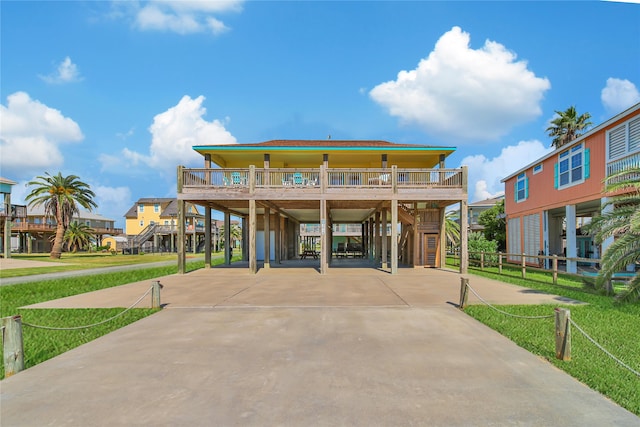 view of front of home featuring a carport and a front lawn