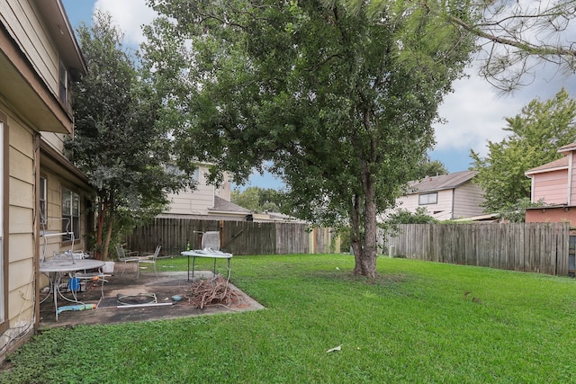 view of yard with a patio area