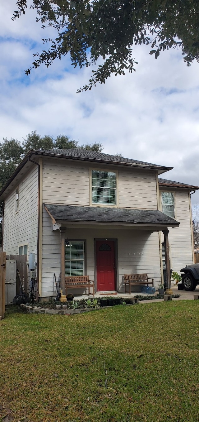 view of front of property with a front yard