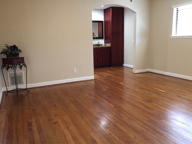 unfurnished room with dark wood-type flooring and sink