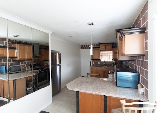 kitchen with sink, light wood-type flooring, kitchen peninsula, stainless steel appliances, and a breakfast bar