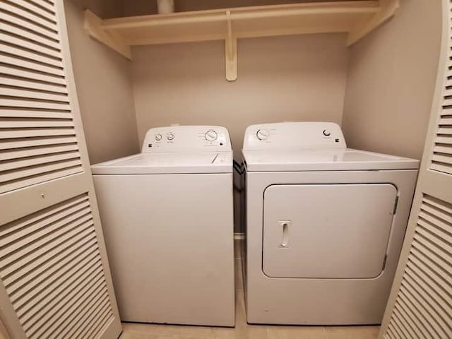 laundry room with washing machine and dryer