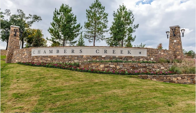 community sign featuring a yard