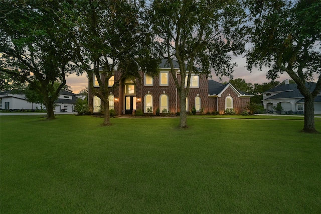 view of front facade with a lawn