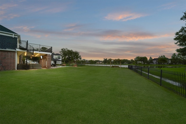 view of yard at dusk