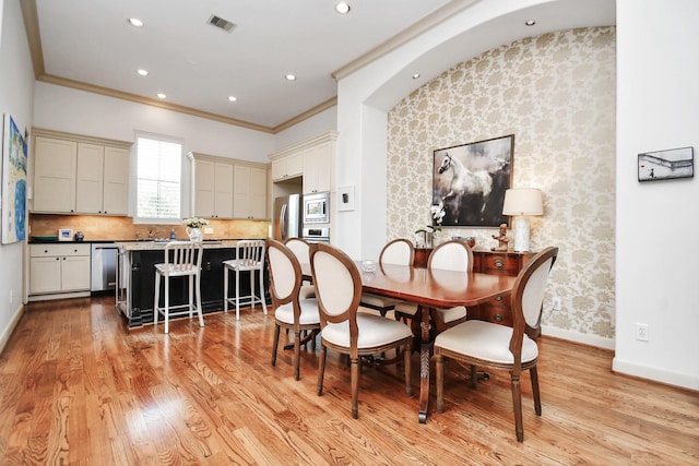 dining space featuring crown molding, visible vents, baseboards, light wood-type flooring, and recessed lighting